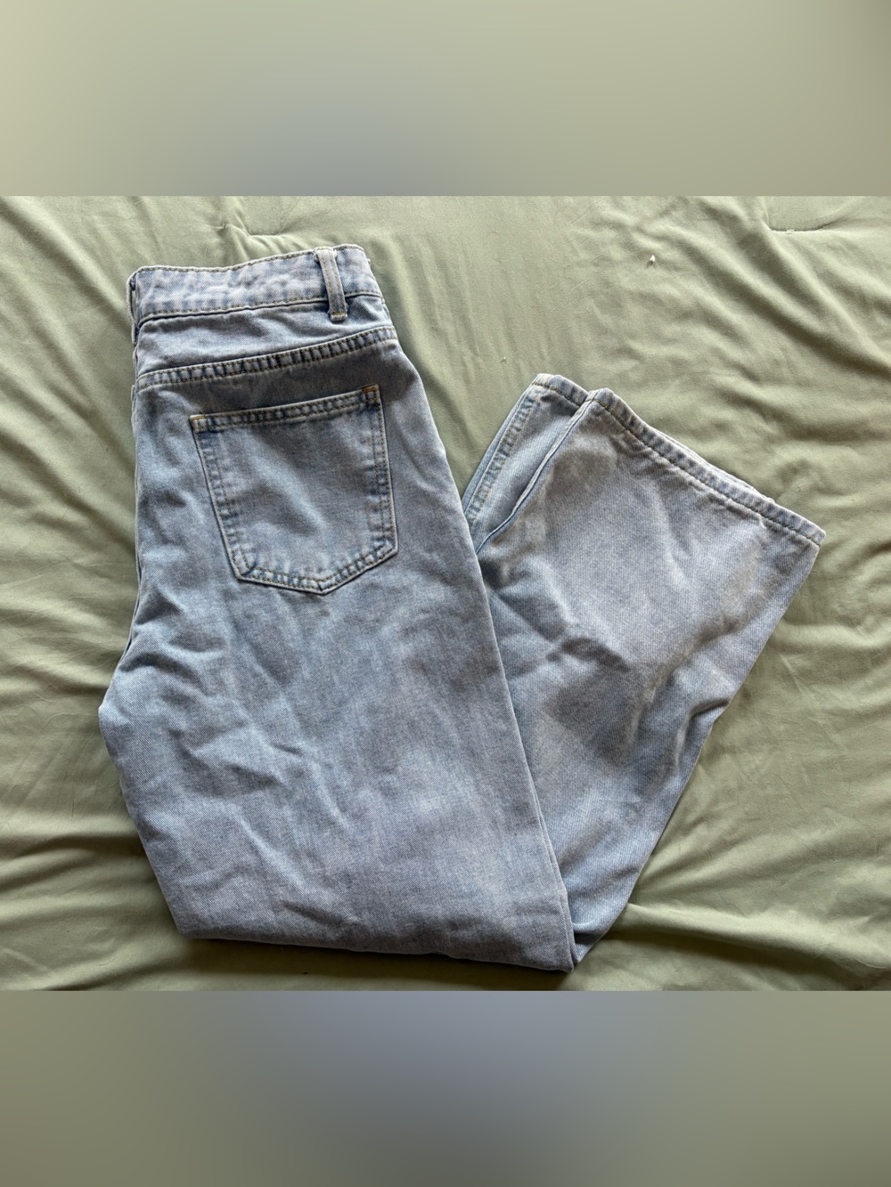 Light wash Barrel leg jeans with distressed  knee